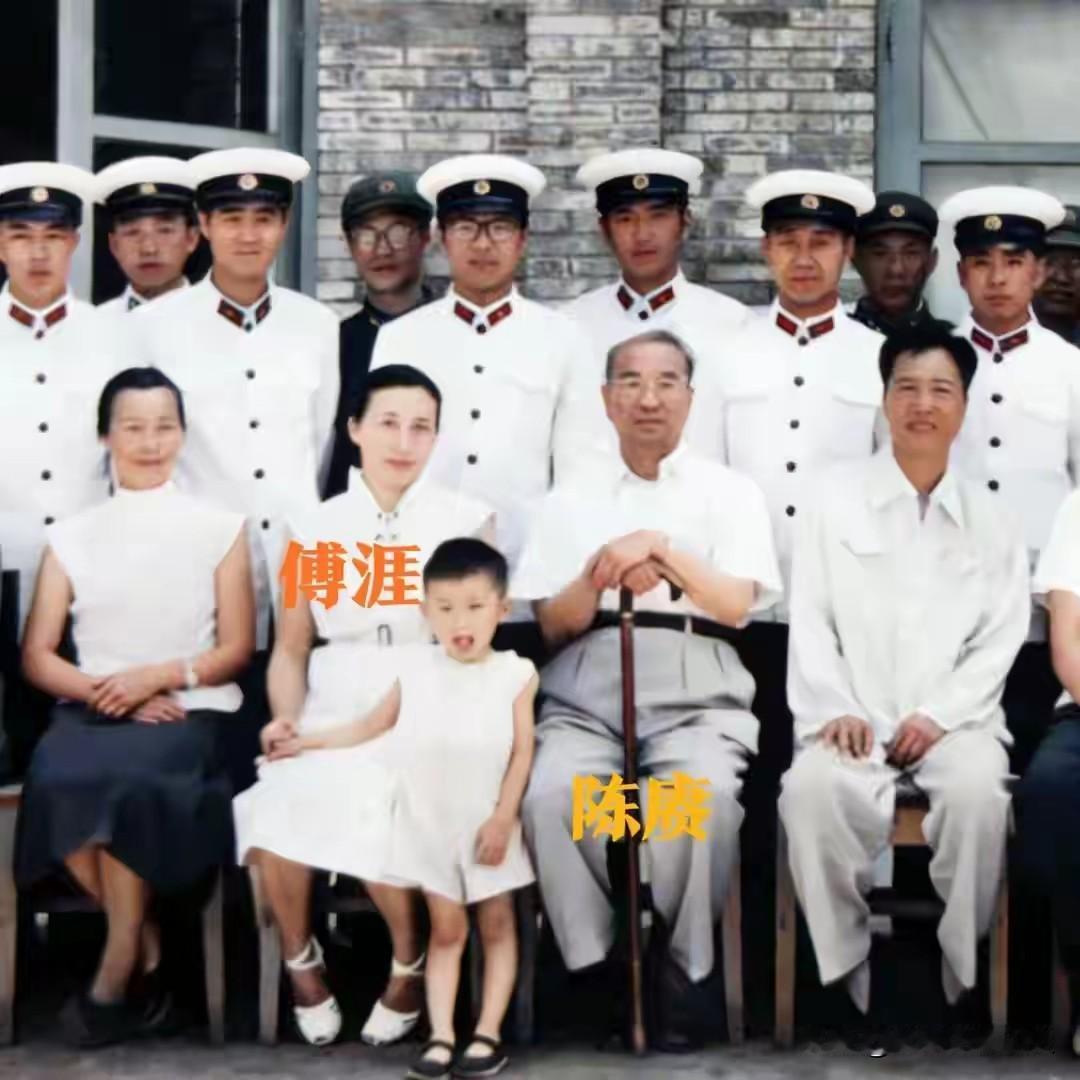 这是1960年陈赓大将与夫人傅涯、家人及海军工程系学员的珍贵合影，次年陈将军去世