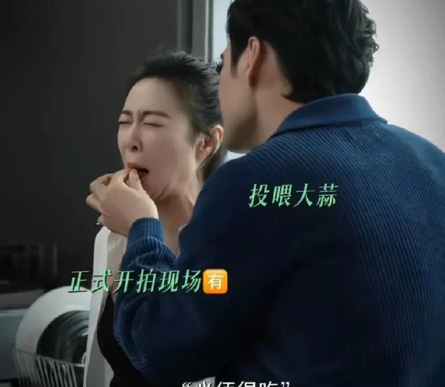 高叶和袁弘在拍吻戏的时候，被导演要求吃了大蒜再接吻，高叶一脸嫌弃，很是不理解的问