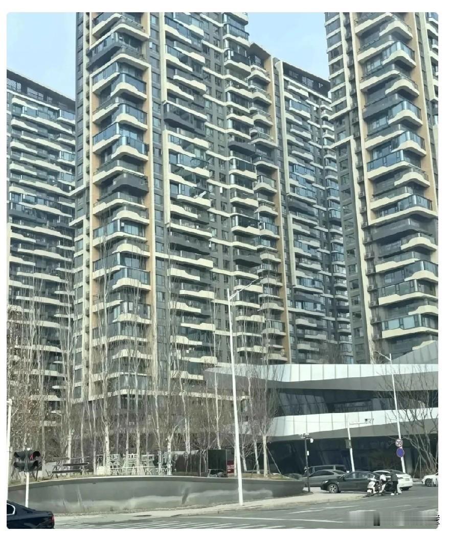 房子断供的人太惨了我同事19年买了100万的房子，每月月供4000块钱，最近他