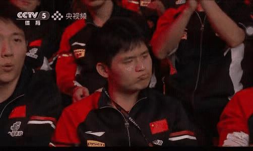 看到这一幕真是把人逗笑了！这个小石头太可爱了！看着王楚钦和张本智和大决赛，一个