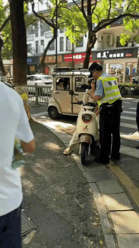 为啥不戴头盔？发型不允许！