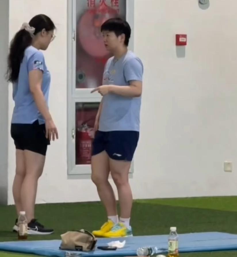 呀，这到底是谁指导谁，是任姐指导莎莎，还是莎莎指导任姐？不，绝对不是，看