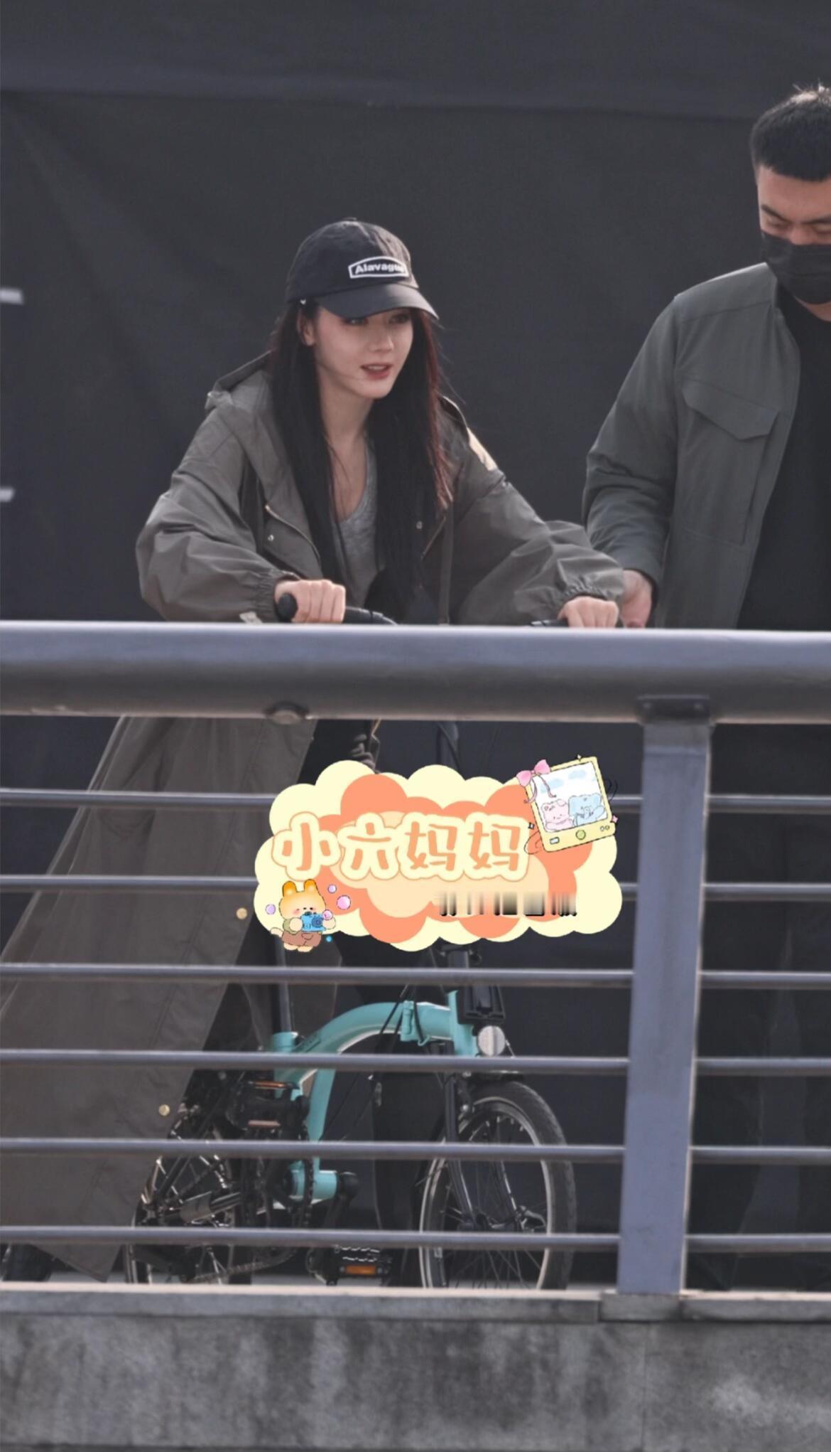 这个迪丽热巴女大来的吧[哭哭][哭哭][哭哭][哭哭]迪丽热巴骑自行车路透迪丽热巴卫蓝骑