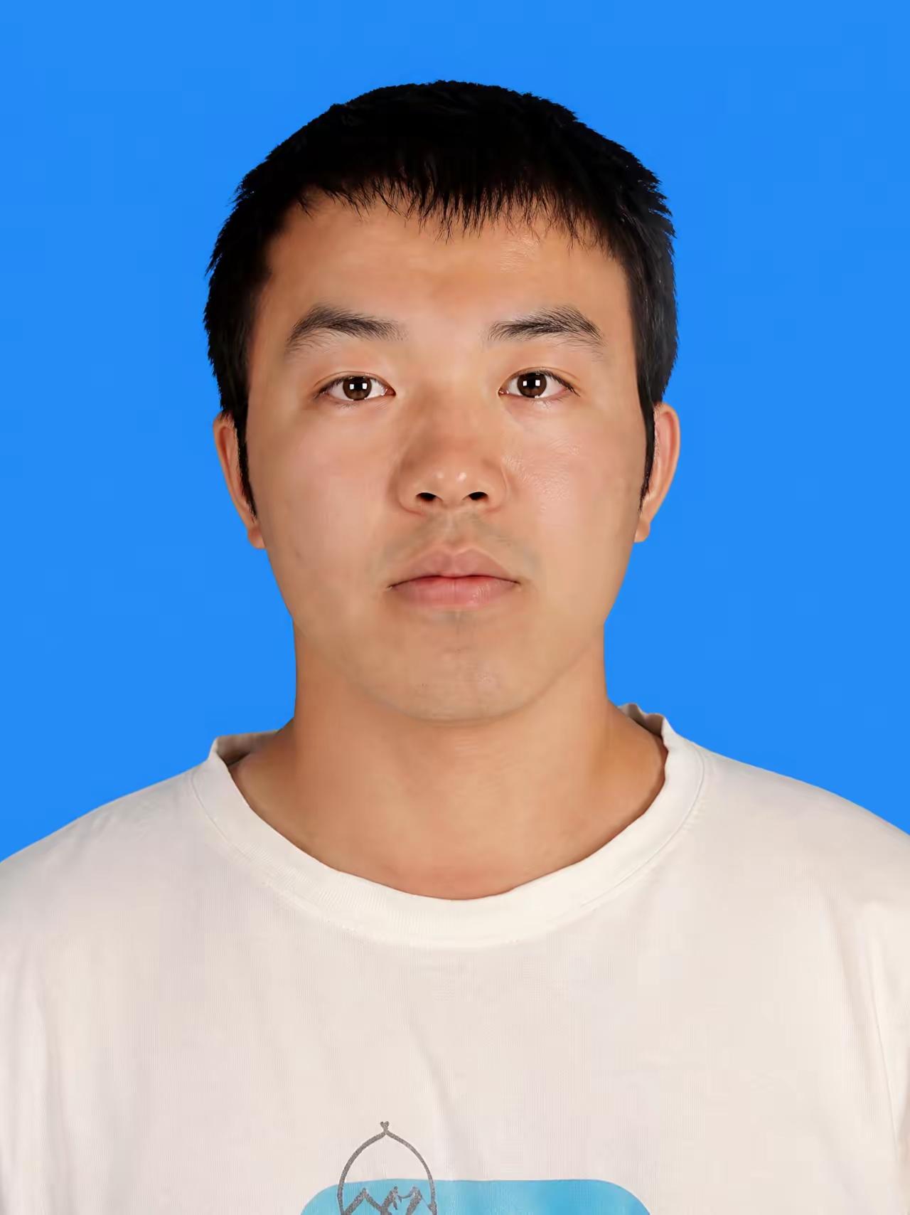 王振华，1986年2月出生于山西，2012年10月参加公安工作，生前系新疆维吾尔
