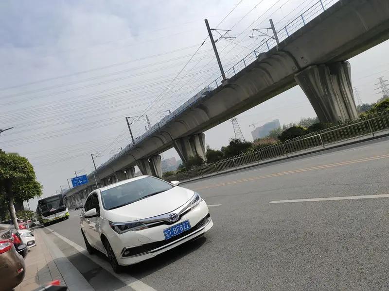 卡罗拉双擎值不值得买，得看个人需求。它优点不少，采用先进混动技术，燃油经济性出色