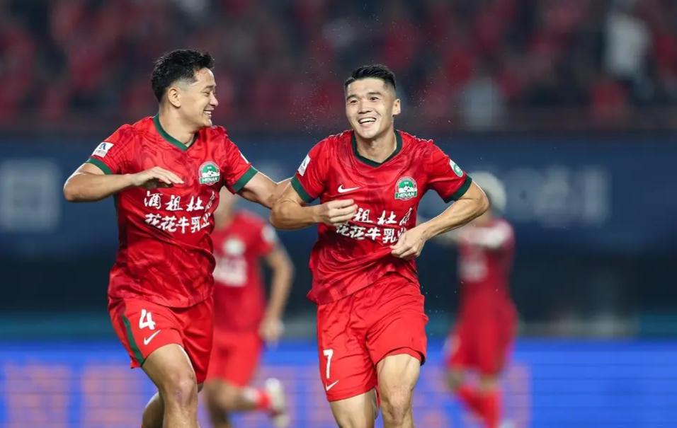 夺冠重赏！曝河南队开出重奖，足协杯冠军稳了！12月6日，本年度的足协杯冠军争冠