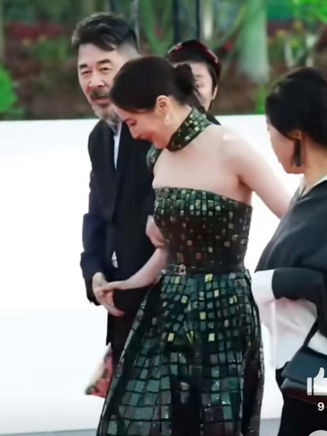 金鸡红毯上，蒋勤勤身着