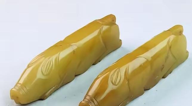 1962年，连云港一男一女两个小孩子上山割猪草，无意间捡到两只黄玉猪，大人们嫌晦