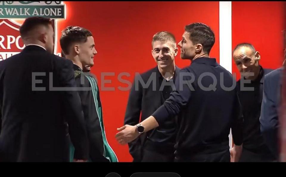 维尔茨换威尼修斯，谁亏谁赚？昨晚阿隆索去跟维尔茨打招呼了，皇马教练是非常喜欢