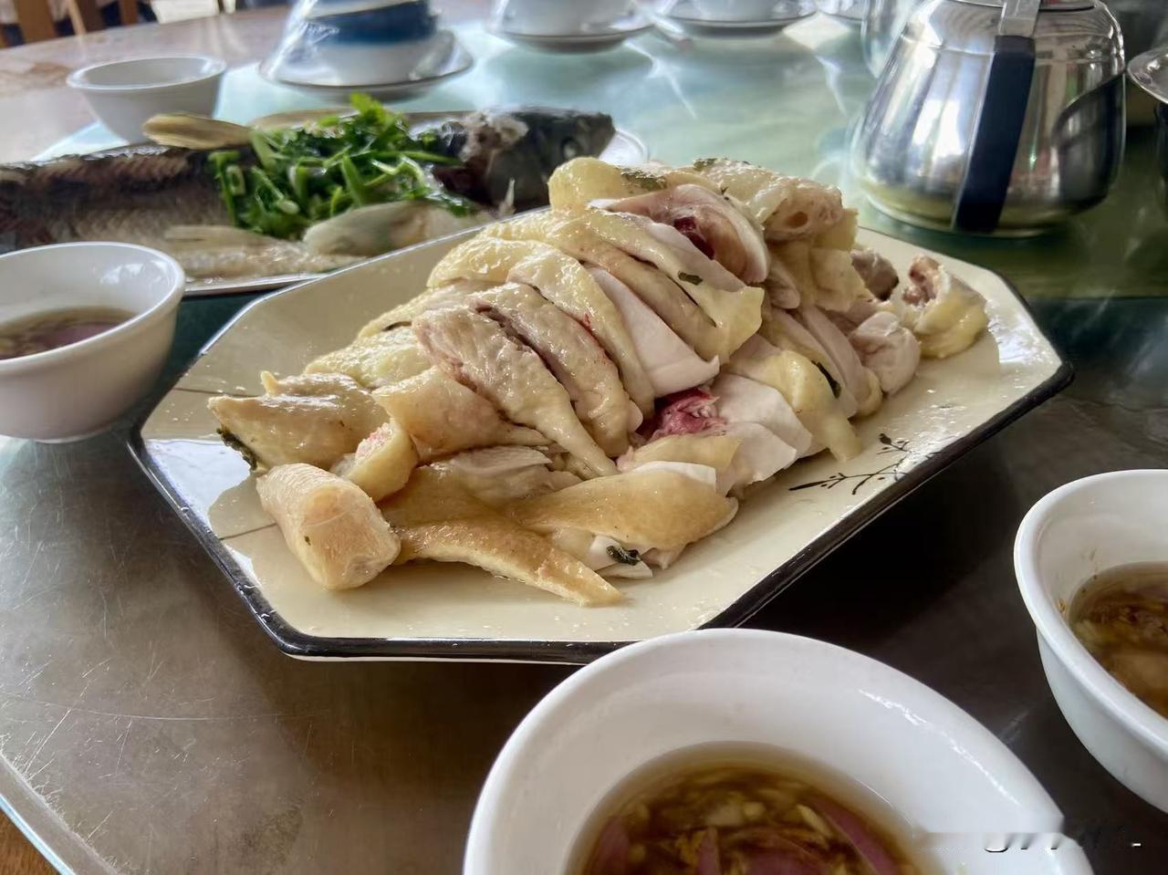 什么是真正的白切鸡？广州逛吃打卡广州人吃白切鸡，必须是骨头带血的，这样的鸡才