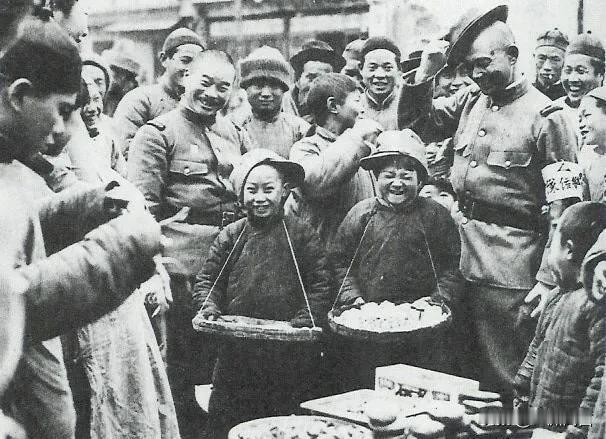 笑得越用力，内心越恐惧！日本人说要几个会笑的，于是这些孩子和大人，就被抓到了镜头