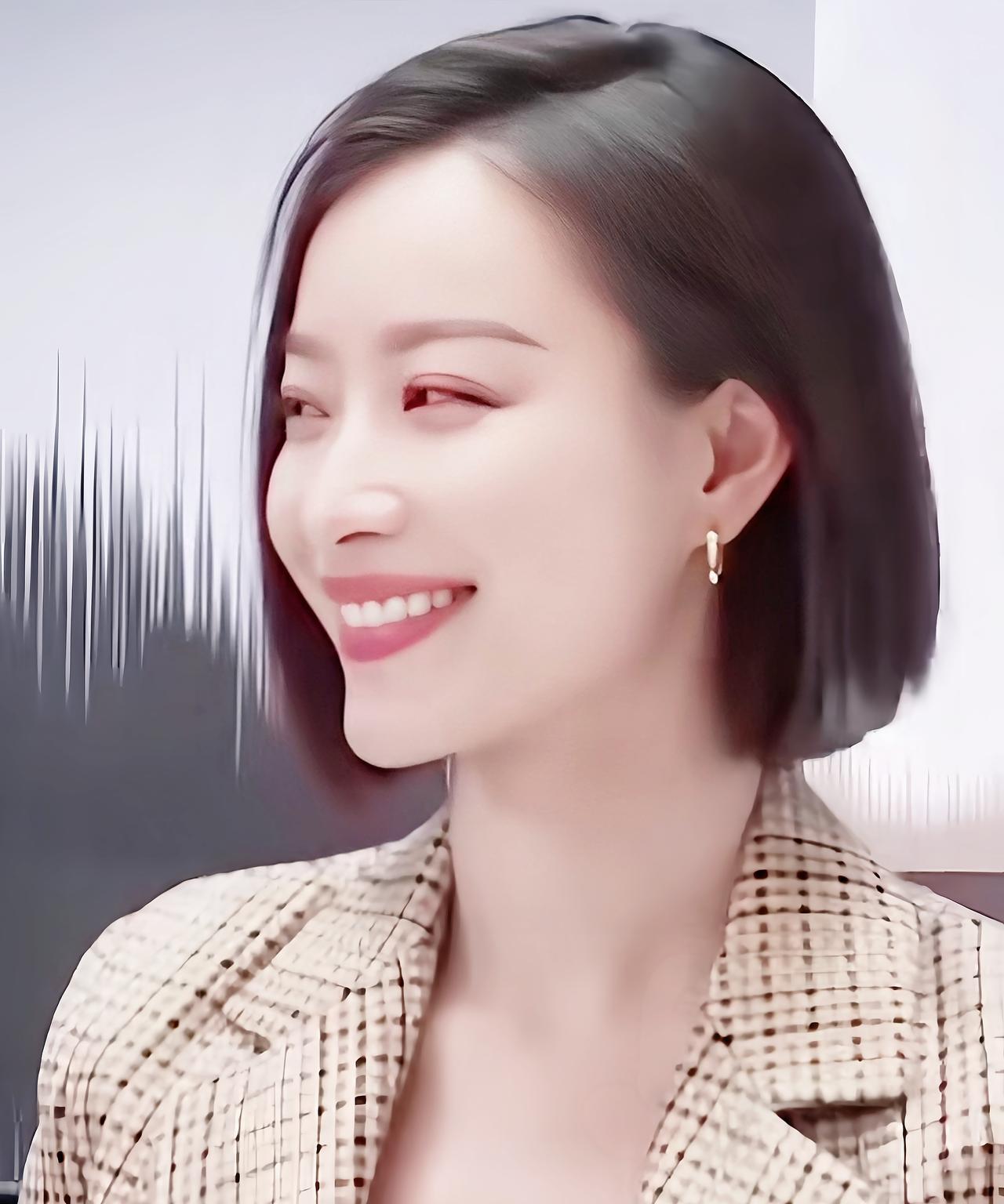 气质女神倪妮，每次亮相都宛如从画卷中走出的佳人，风姿绰约，韵味独绝。她的一颦一笑