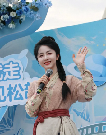 谭松韵线下见面会单边麻花辫造型甜美比心