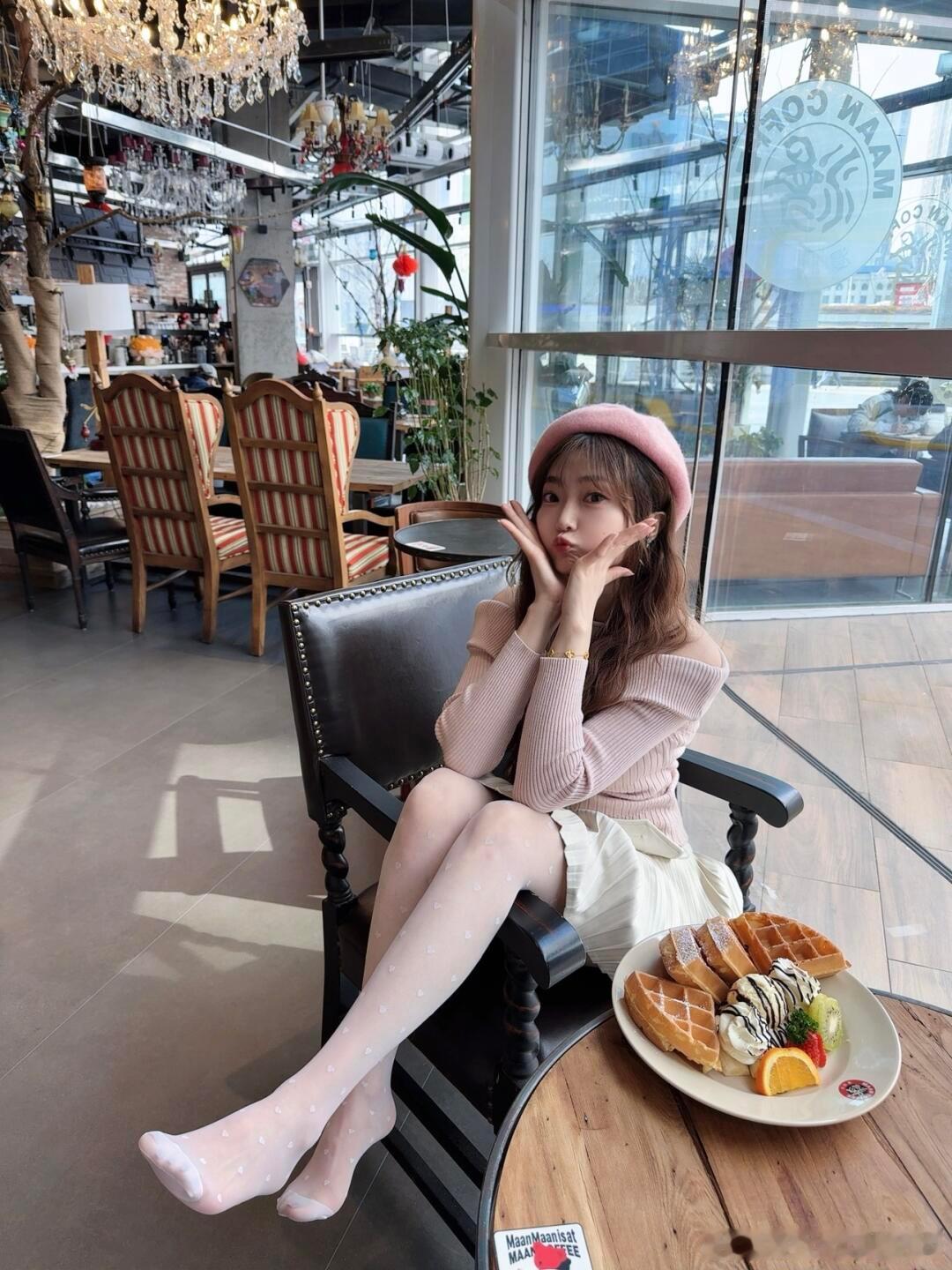 今天的波点白丝怎么样？好看吗？​​​