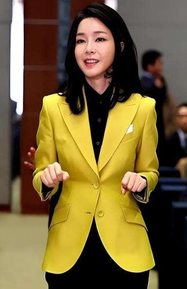 金建希的天塌了，本以为本月18日，自己的丈夫尹锡悦就要获得自由了！按照此前的情况