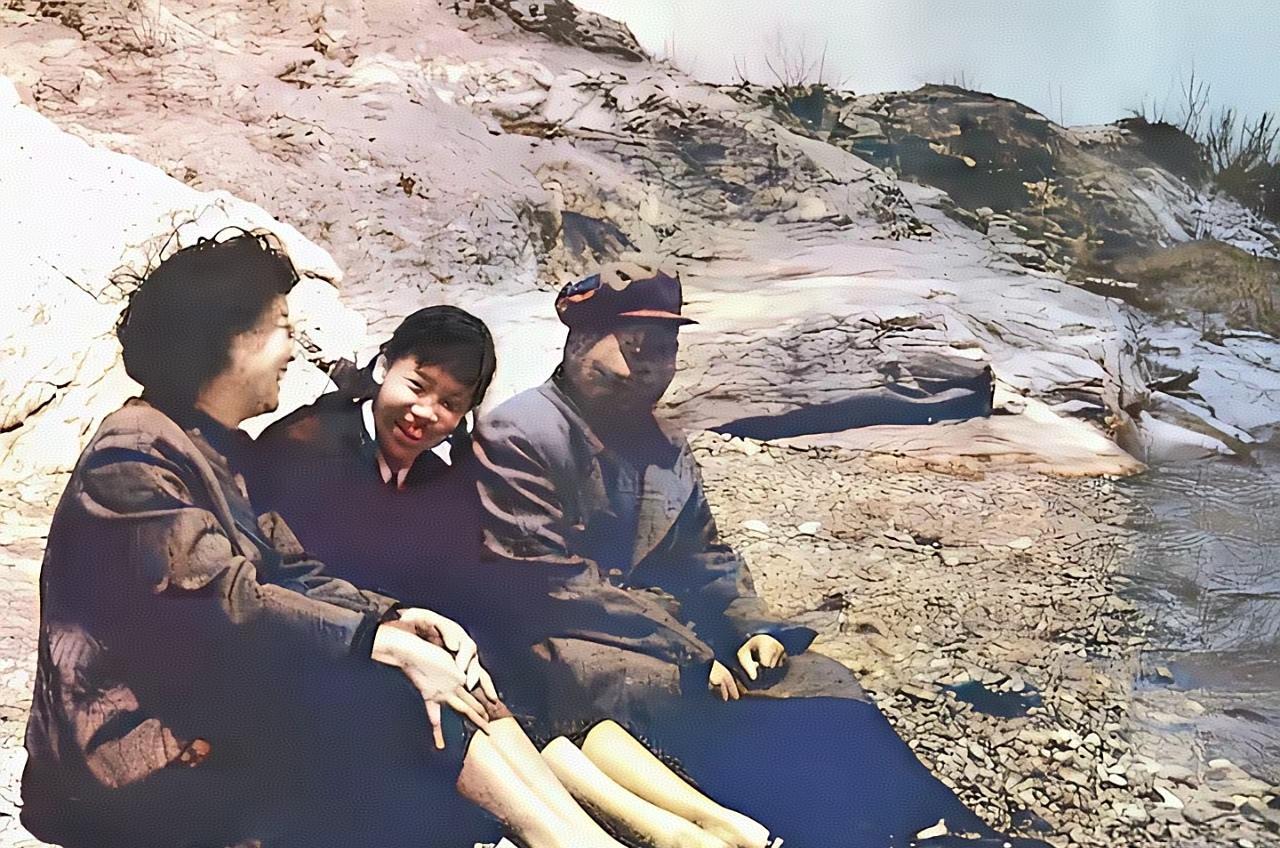 1960年，大连海边留下了温馨一幕。毛岸青与夫人邵华、嫂子刘思齐在此相聚，三人坐