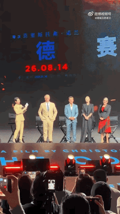 我们是不是误会她了，有没有可能她是为了不挡镜头才放低姿态的啊？