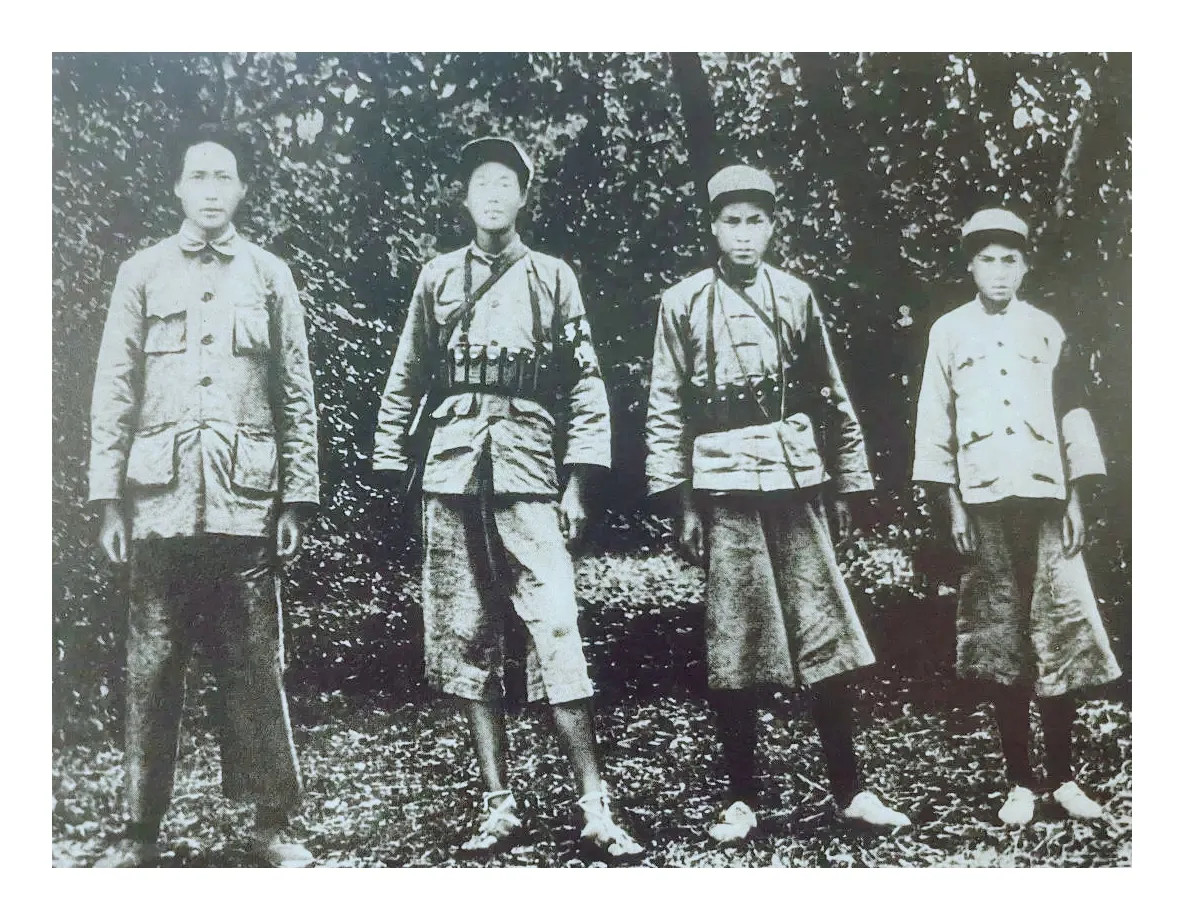 长征前，毛主席和几位警卫战士合影。这是珍贵的照片，当时毛主席很瘦，很高大。