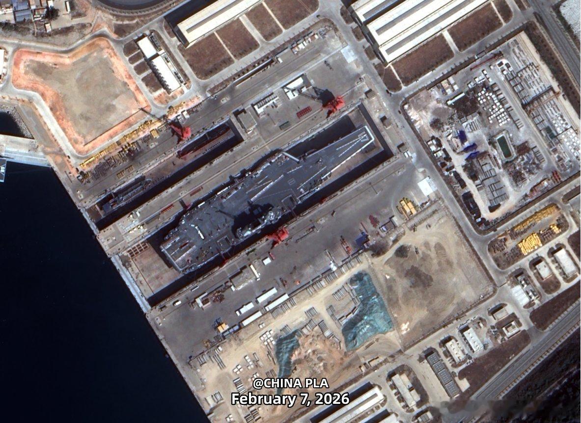 2月7日的高分辨率卫星图像显示，山东舰正在三亚干船坞进行维修，甲板上的防滑涂层正