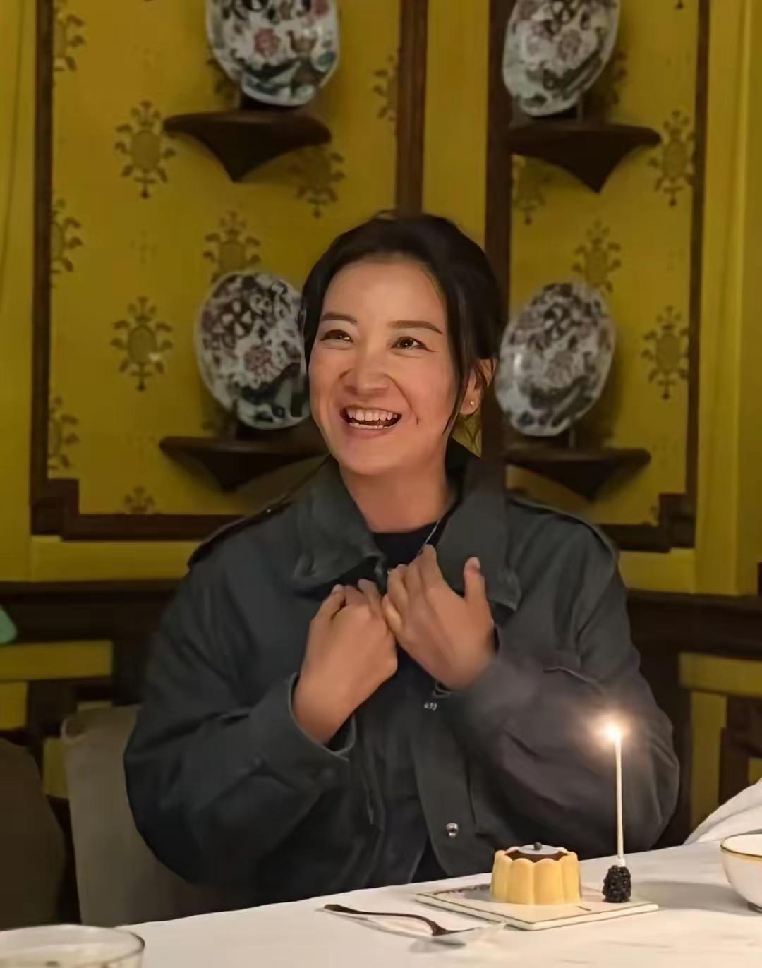 贾玲现在瘦成这样，很多网友说喜欢贾玲胖胖的样子。现在太瘦了没有喜感不喜欢了。