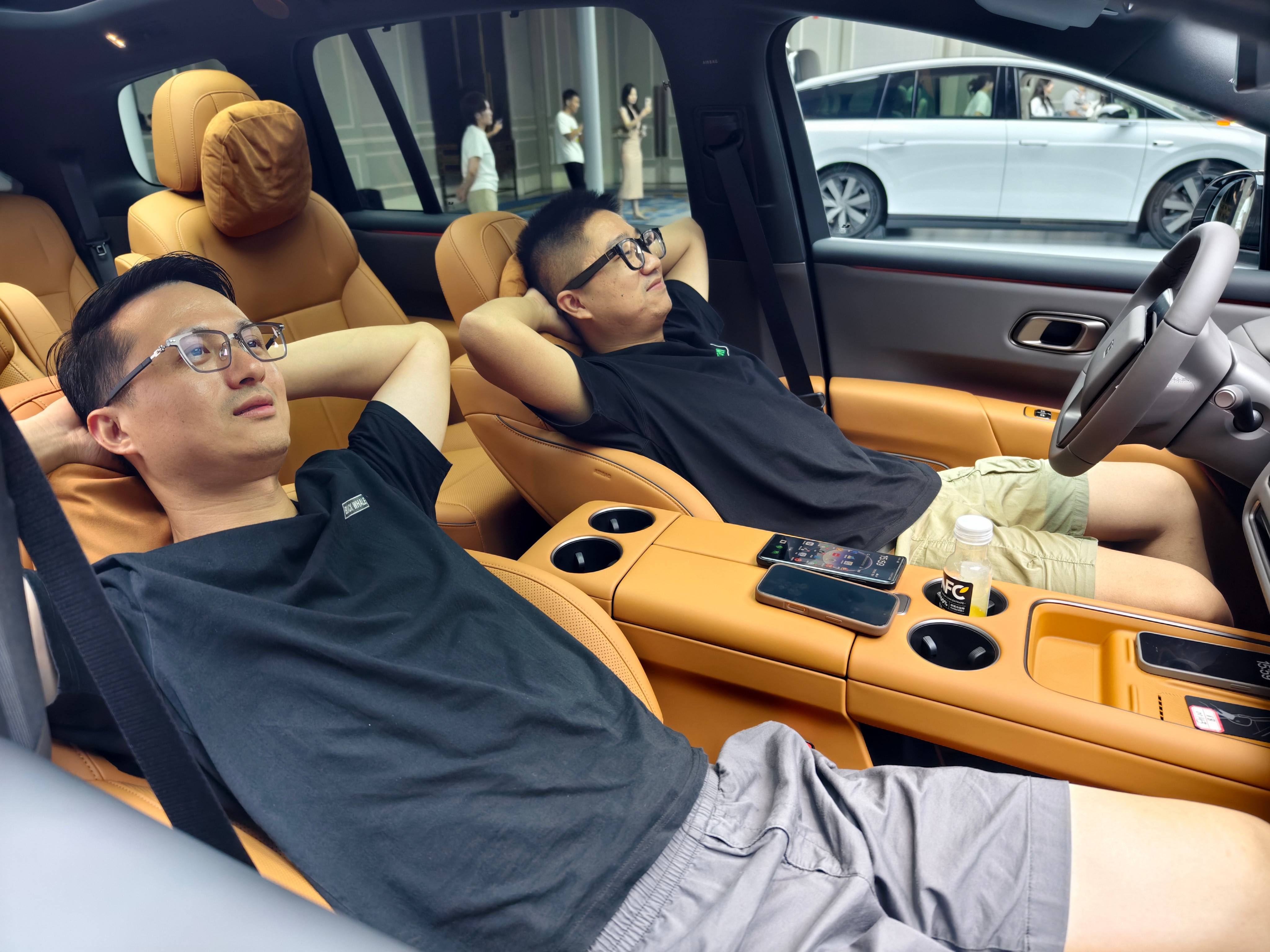 理想i8前排的双大躺椅两个脚垫都可以抬起很高的角度确实很舒服。0-10分，大家给