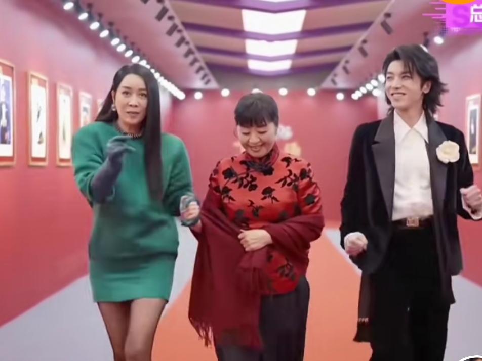 那英、殷秀梅、华晨宇三人走红毯，网友乐翻了三个作为首席评审，出席冠军诞生夜现