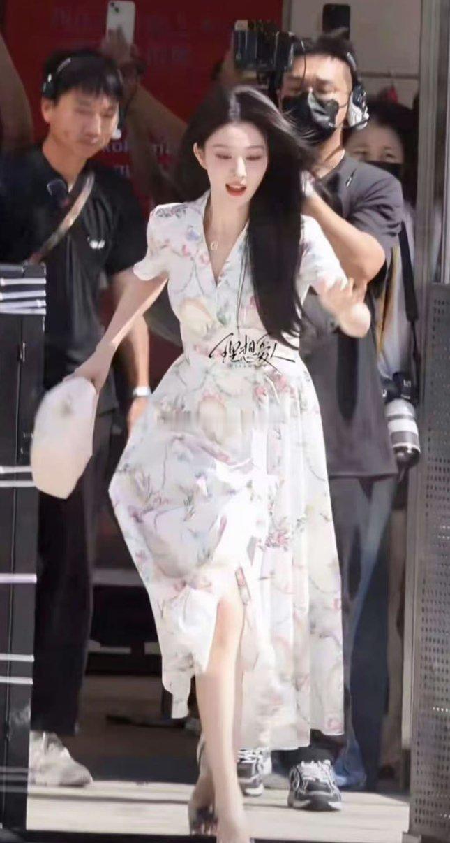 王楚然绊了一下反而美出新高度王楚然活动生图封神别人红毯绊脚=大型社死，王楚然裙摆