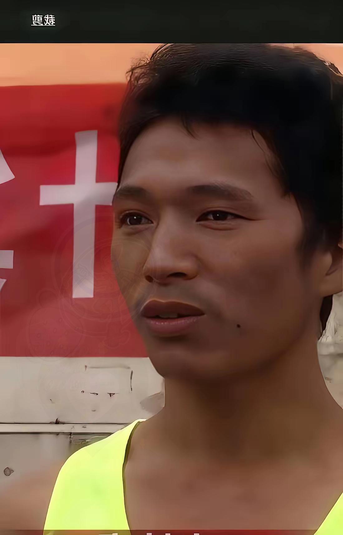 小野孩的爸爸李先生是一个大学本科毕业，人长的还可以。智商没问题，但是他怎么能同意