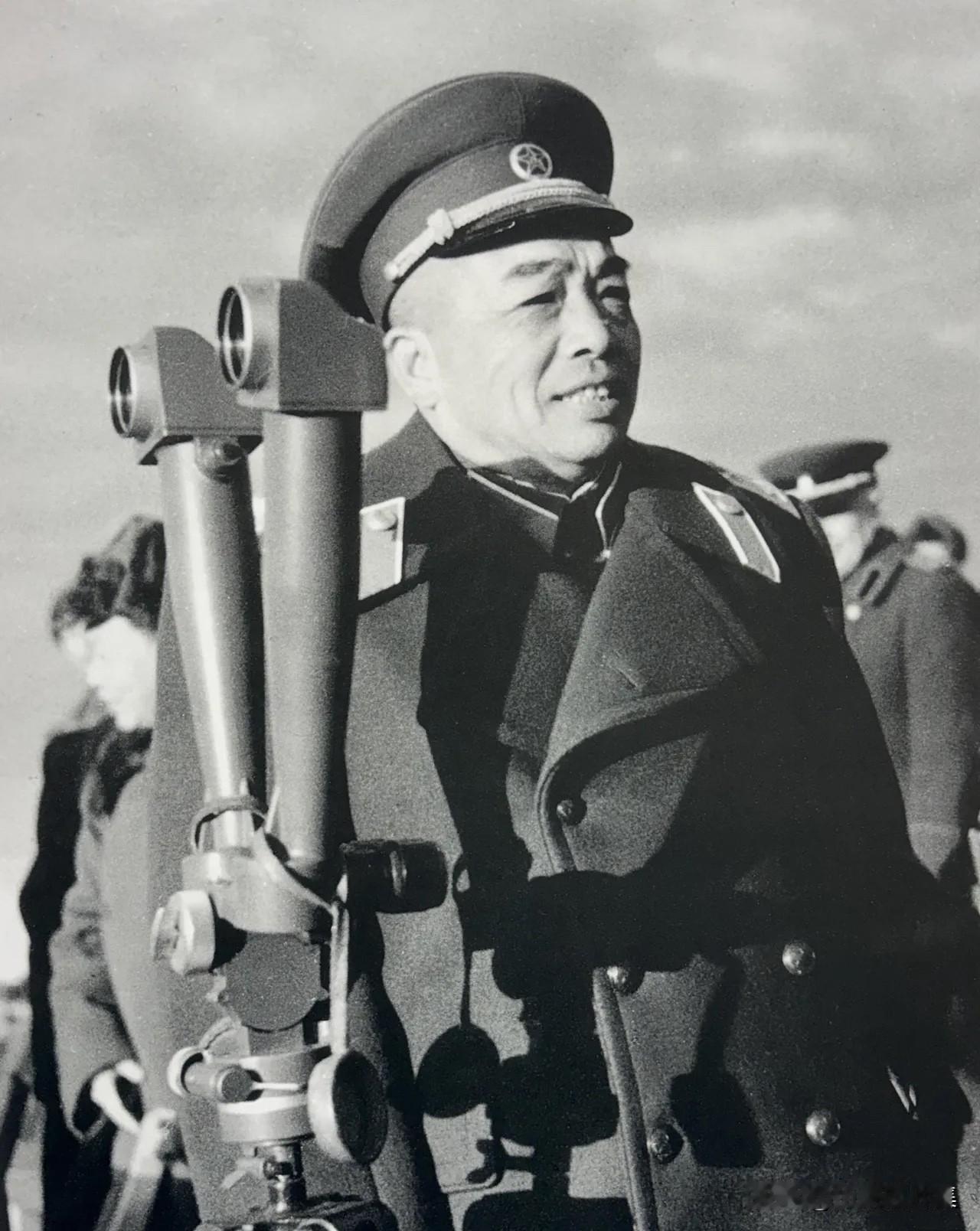 1955年11月，中国人民解放军在辽东半岛举行首次陆海空大演习。演习由叶剑英元帅