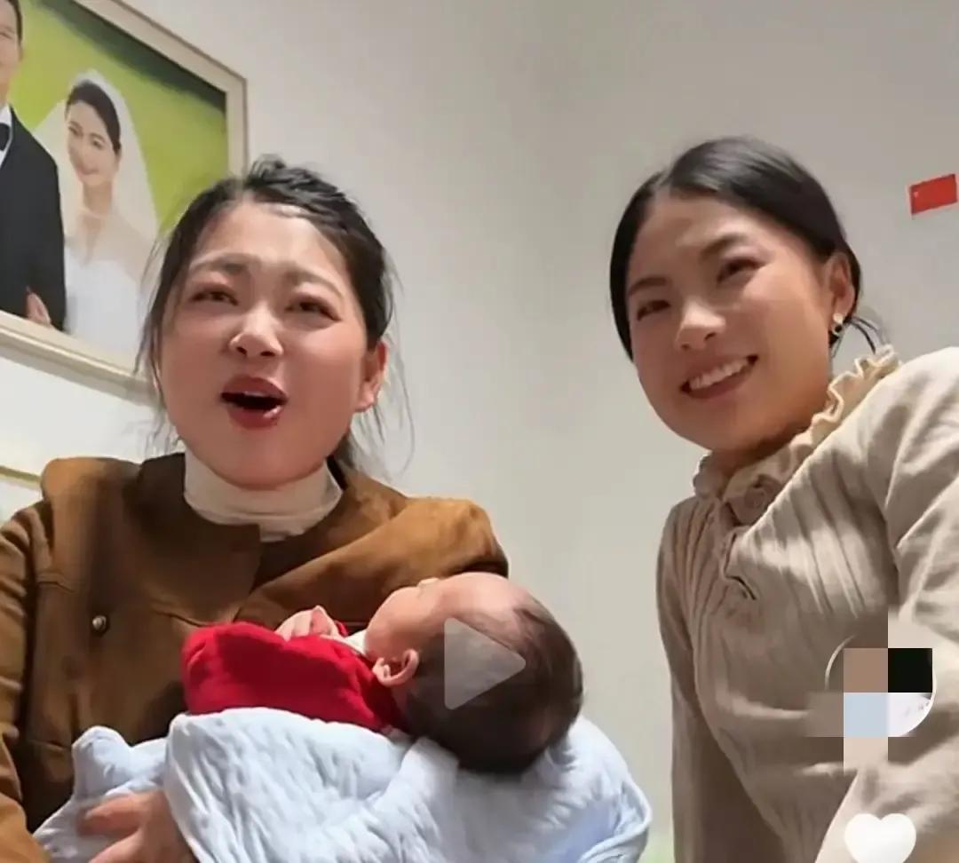 小乔出月子第一件事，把徐盼和朵朵喊到家里涮火锅。镜头里她围着围裙切毛肚，动作比