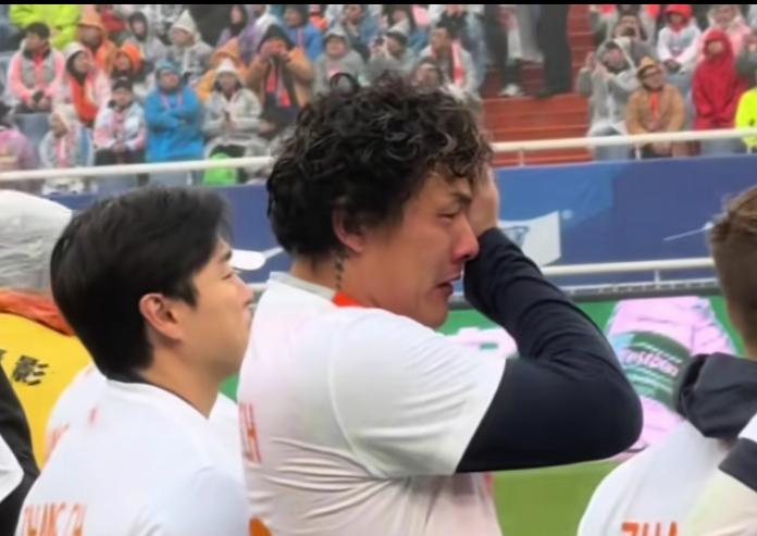 王大雷的眼泪是对队友退役的不舍，也是想到了不远后的自己。小将张弛退役了，有些意