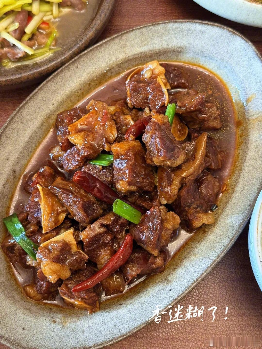 开饭啦！！！今天吃：红烧牛腩蒜黄炒肉丝糖醋酸辣包菜丝瓜蛋汤一人食吃什么快手菜美食