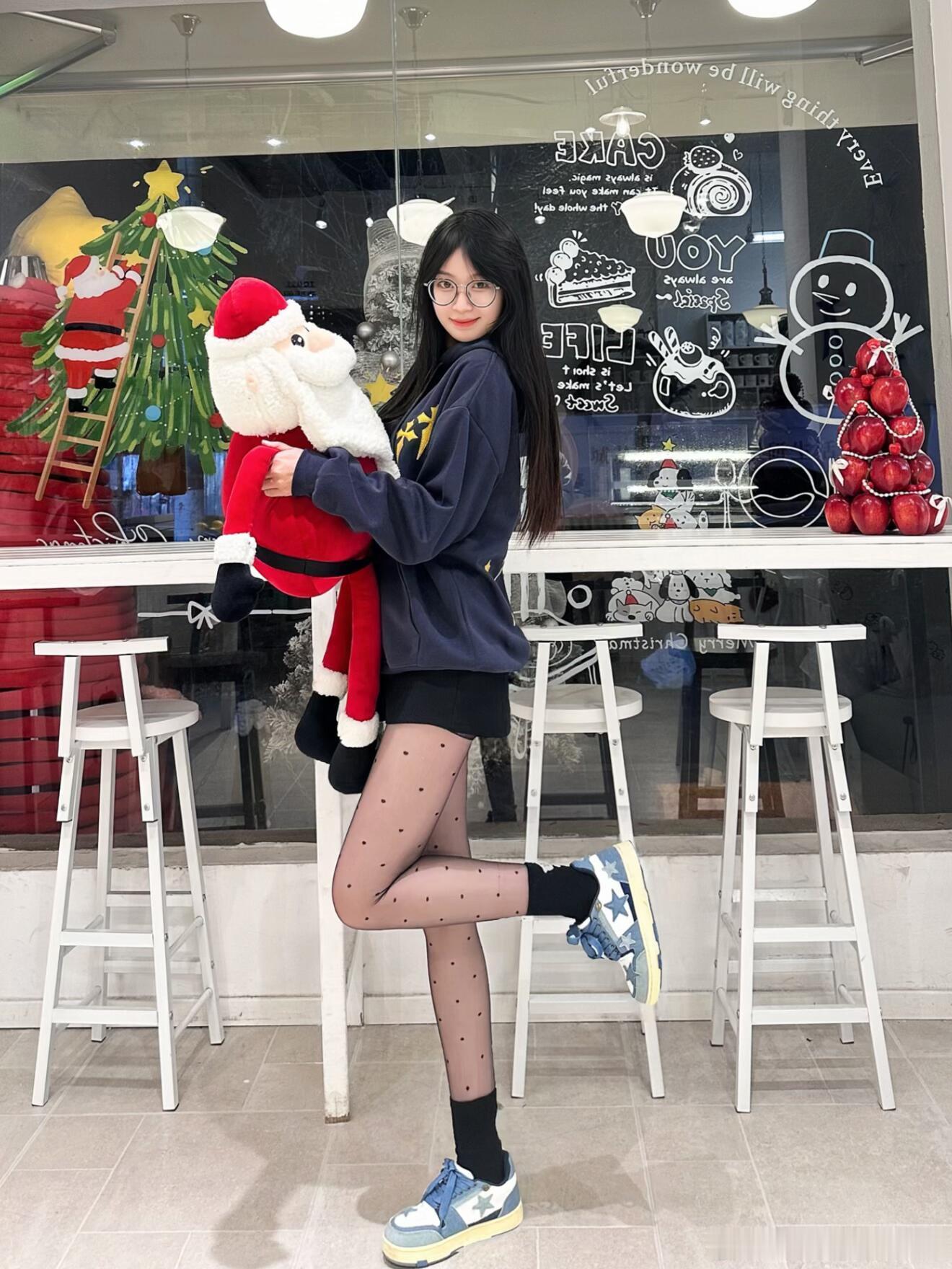 戴眼镜穿丝袜，眼神格外迷人~