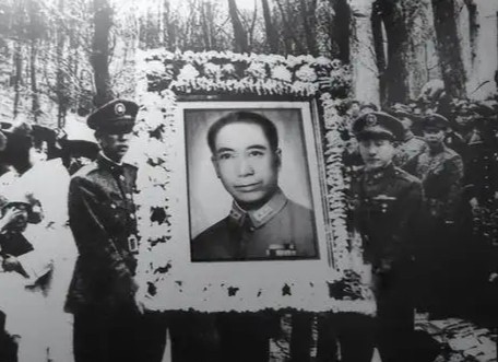 1988年，蒋经国突然咯血，撒手人寰。邓公不料蒋经国的死竟会来得如此猝不及防，立
