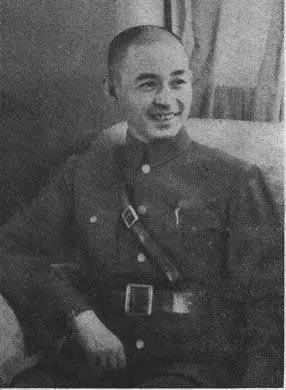 1933年，一士兵打仗扛个大箱子，一路上不撒手，张自忠好奇问到：“你扛得什么？”
