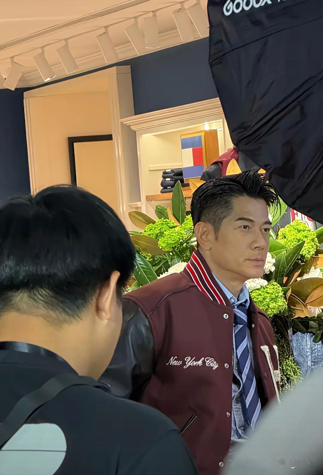 郭富城现身广州天河城为某品牌剪彩，别的不敢说，61岁的他，这发量真是王者啊！​