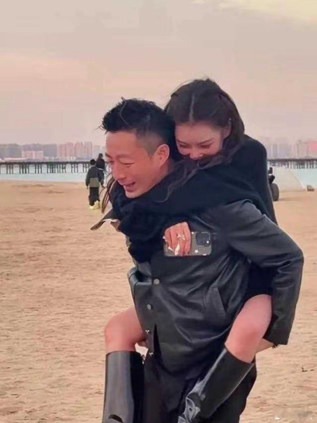 汪小菲和筱梅在沙滩上牵手奔跑，两个人好恩爱，筱梅像小女孩一样​​​