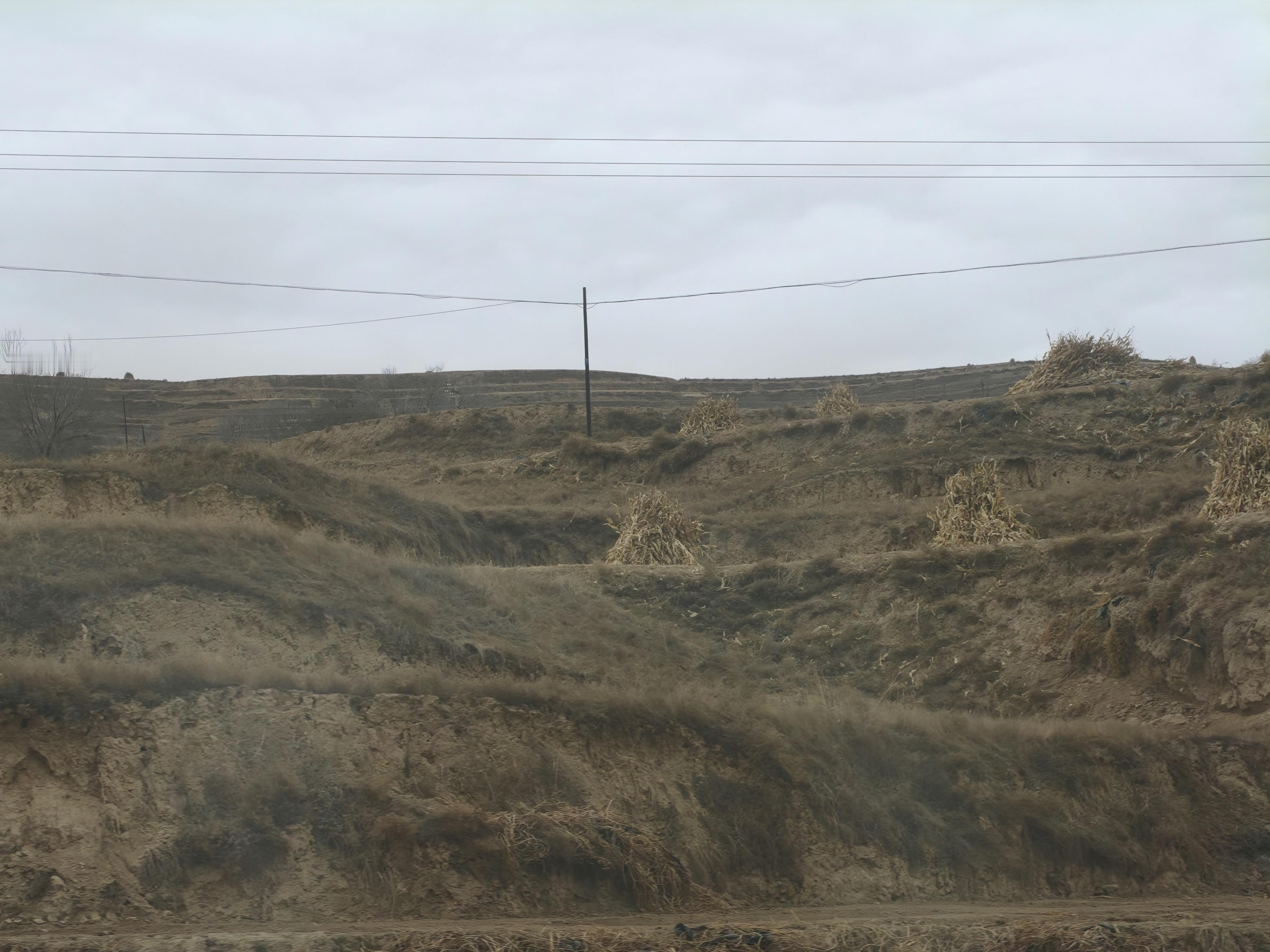 路过甘肃，到处都是西北黄土高坡景观带这边是甘肃南部，不够典型，再往北估计更真实
