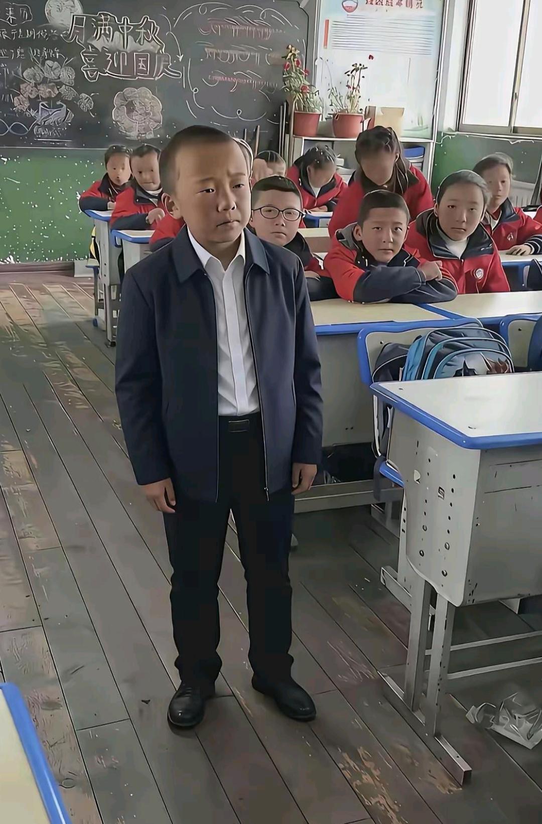 我就好奇这孩子这身行头哪儿来的？