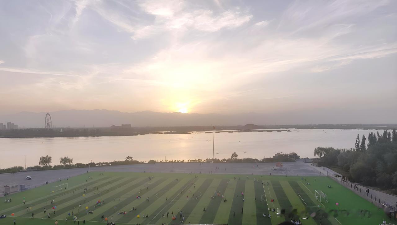 谁懂啊！银川览山公园的日落，真的会把浪漫焊在骨子里！夕阳把阅海染成橘子海，
