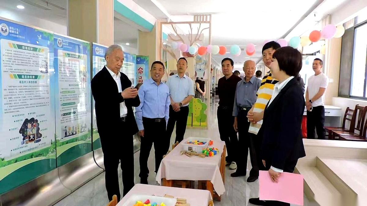中江县凯江镇的“雏鹰讲堂”，那天突然来了两位领导。车子没提前打招呼，直接停在了