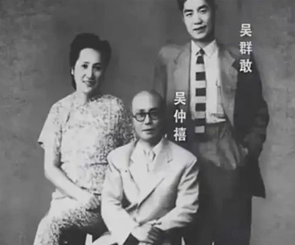1946年，地下党成员赶往指定地点与人接头，突然发现来人竟是国民党中将，这让他大