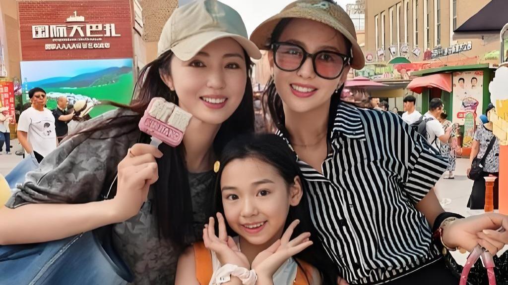 舞蹈诗剧《在远方·在这里》近日吸引了不少关注，成为艺术舞台上的一大亮点。该剧以舞