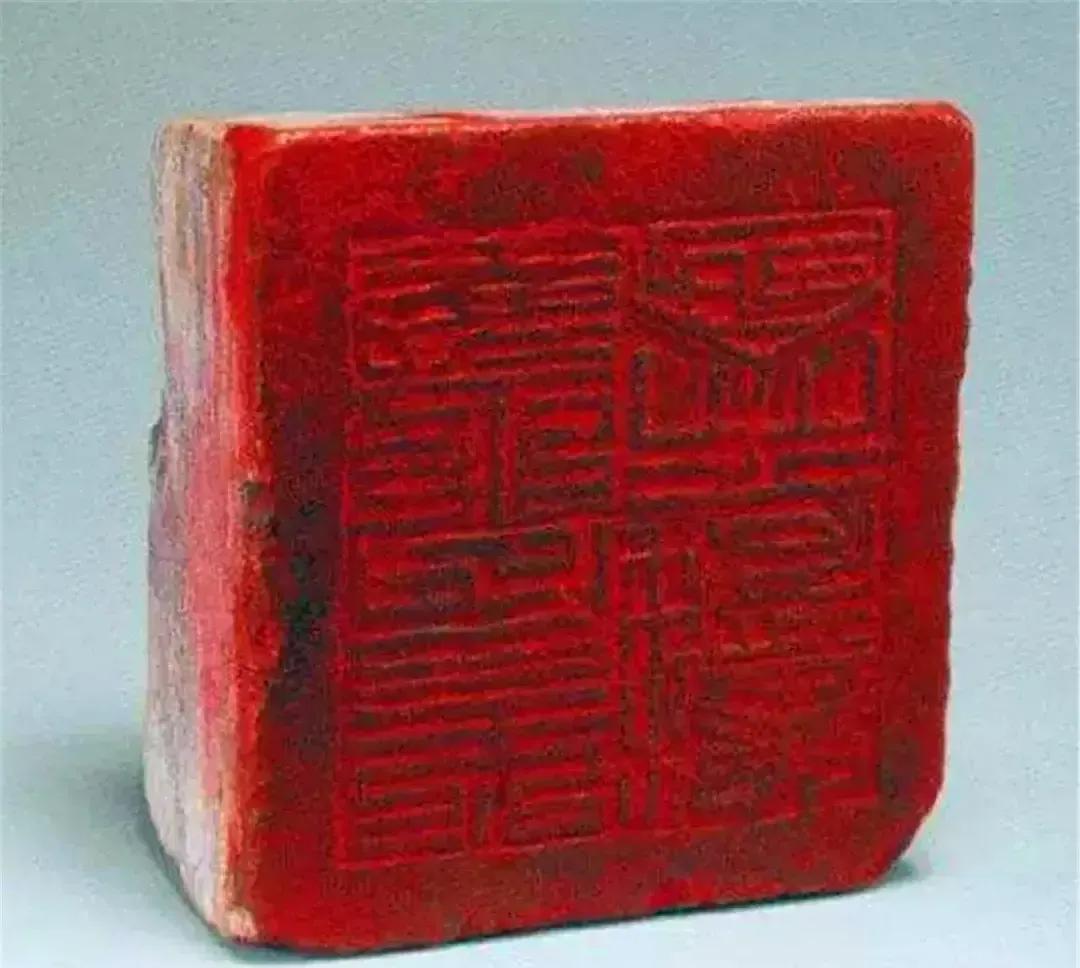 1990年，一位老者途经安徽宿松，恰好遇一农户翻修房屋，突然发现一块垫墙脚的石头