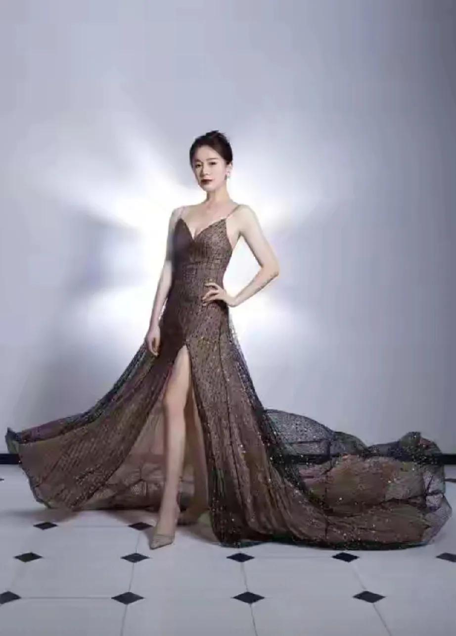 48岁的左小青，如今在演艺圈火力全开！2025年六部作品密集轰炸荧幕，从古装长辈