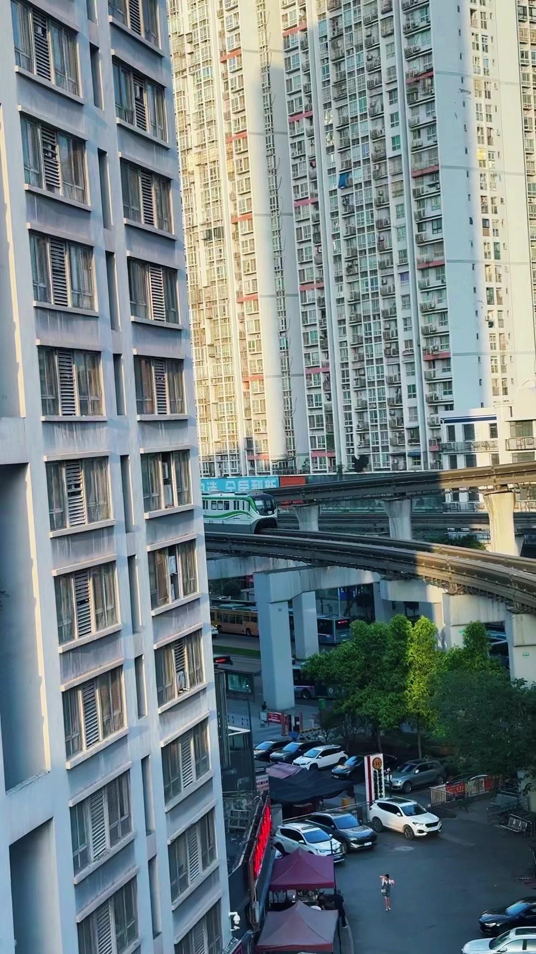 🤯重庆轻轨上的风景有多绝？随手一拍都是电影级画面！来重庆才知道，最美的风景
