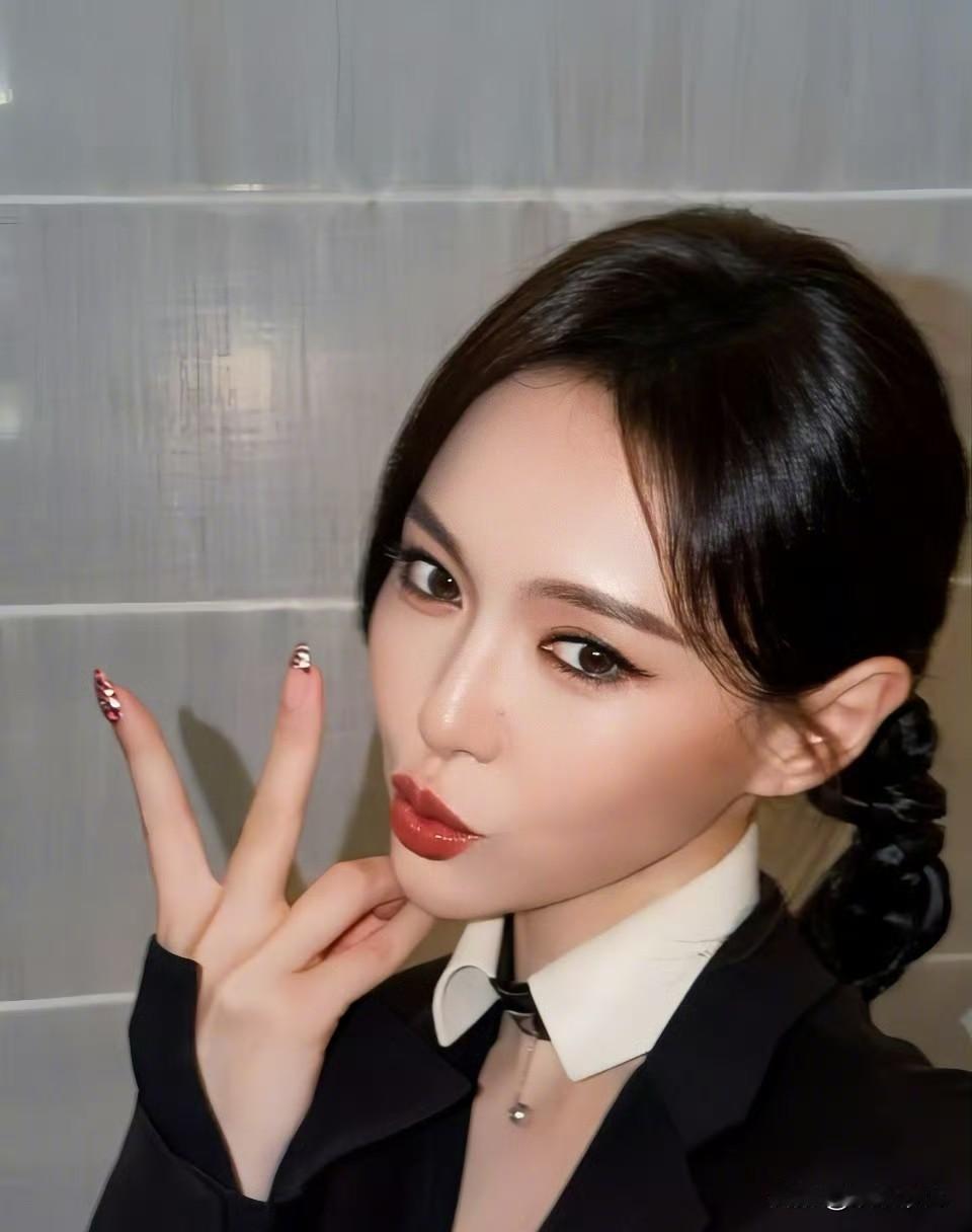 唐嫣资助女孩弃上大学，全网破防！唐嫣默默资助的藏族女孩，考上大学却因母亲重