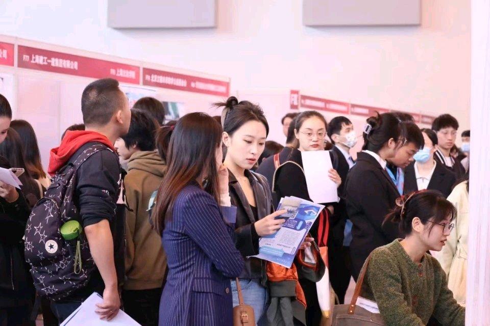 前阵子刷到新闻说不少行业月薪开到一万二还招不到人，说什么陷入用工荒，底下评论区全