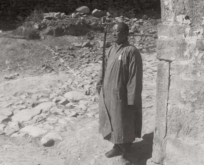 1938年贺龙派余秋里去收编一支“和尚军”，刚见面时，和尚二话不说抬手就是一枪，