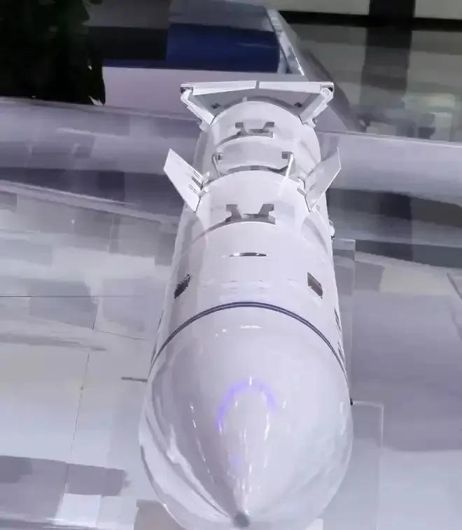 知道霹雳15为什么能猎杀阵风了吧！同类型直径最大，能携带更大功率雷达，在最后锁定